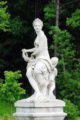Fototapeta na wymiar Sculptures of Uzutrakis manor on the board of Galves lake