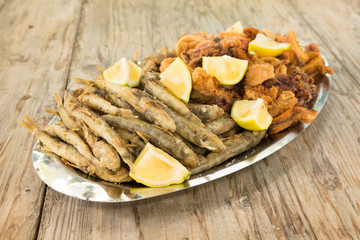 Vassoio di pesce fritto, tray of deep-fried fish 