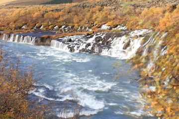 Fototapeta na wymiar Wodospad jesienią na Islandii