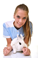 belle vétérinaire levant et en examinant lapin  mignon