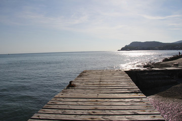 причал на закате солнца