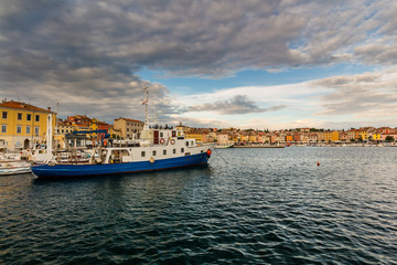 Fototapeta premium Piękne romantyczne stare miasto Rovinj z magicznym zachodem słońca, Półwysep Istria, Chorwacja, Europa