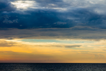 Obraz premium beautiful landscape with sunset over sea with dramatic sky