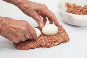 Preparación rollo de carne relleno con huevos y verduras