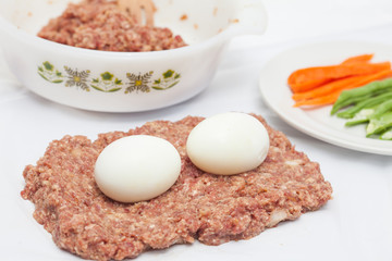 Preparación rollo de carne relleno con huevos y verduras