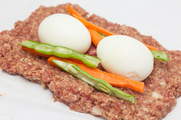 Preparación rollo de carne relleno con huevos y verduras