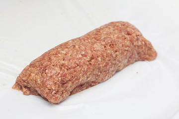 Rollo de carne relleno crudo