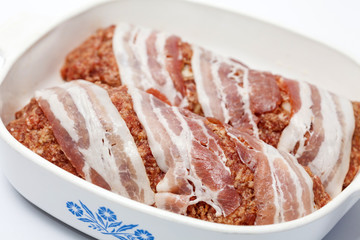 Rollo de carne crudo con tocineta
