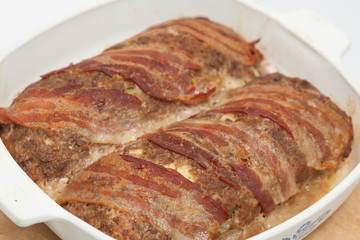 Rollo de carne asado con tocineta