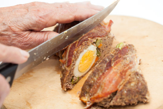Cortando un rollo de carne asado con tocineta