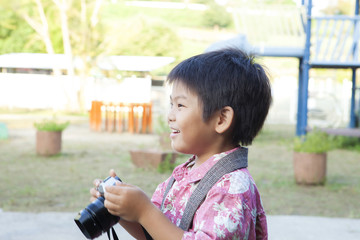 写真を撮る子供