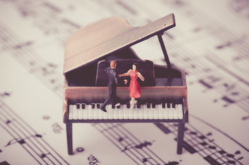 グランドピアノとダンサー