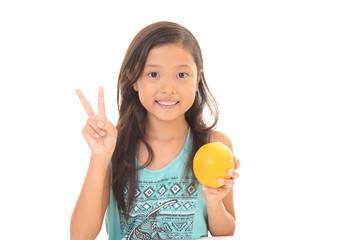 オレンジを持つ女の子
