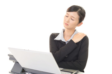 肩こりに悩む女性