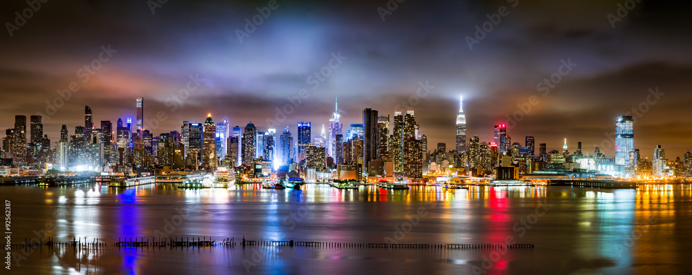 Wall mural new york city panorama on a cloudy night as viewed from new jersey across the hudson river