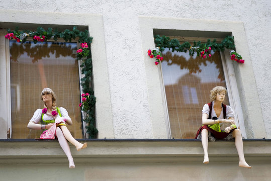 Schaufensterpuppen auf der Fensterbank