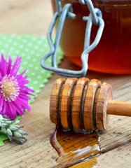 Honig- Honiglöffel / Honigglas mit Blumen auf Holz / Rustikal / Frühstück
