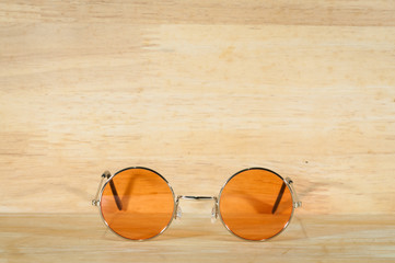 Fototapeta na wymiar retro sunglasses on wooden texture