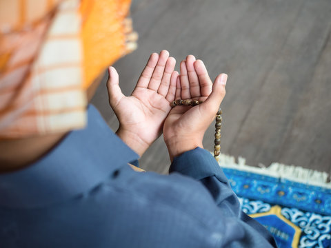 muslim child praying for Allah
