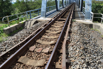 Fototapeta premium 線路（単線）／山形県の庄内地方で羽越本線の線路（単線）を撮影したローカルイメージの写真です。赤川（一級河川）に架かる鉄橋付近で撮影した写真になります。