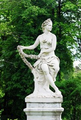 Sculptures of Uzutrakis manor on the board of Galves lake