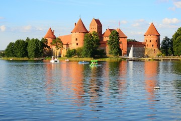 Obraz premium Galves lake,Trakai old red bricks castle view