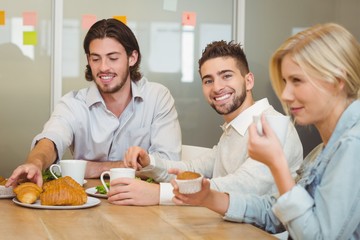Obraz na płótnie Canvas Businessman with colleagues having snacks