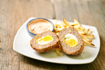 Polpettone di carne tritata con sugo di pomodoro