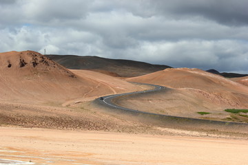 Malerische Kulisse mit einer Straße über einen Vulkan auf Island