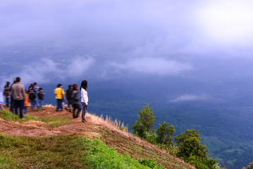 Obraz premium Woman hiker looking view of mountain with foggy.