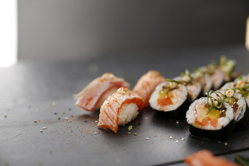 Nigiri z wędzonym łososiem, sushi