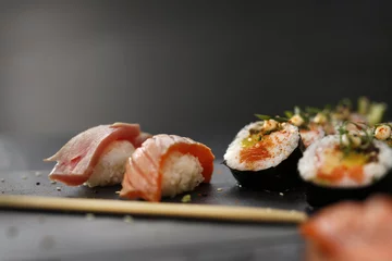 Rolgordijnen Klassieke Japanse sushi geserveerd op een stenen bord © Robert Przybysz