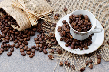Tasse mit Kaffeebohnen