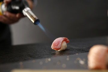 Sushi. Porcja ryżu uformowanego w kulkę przykrytego kawałkiem ryby