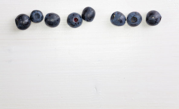 bl&aring;b&auml;r p&aring; rad, med vit bakgrund och plats f&ouml;r egen text