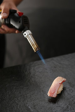 Sushi z surowym tuńczykiem opalane płomieniem