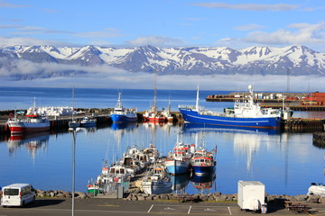 Obraz premium Der malerische Hafen von Akureyri (Island) mit schneebedeckten Bergen im Hintergrund