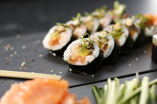 Sushi futomaki z łososiem i paluszkiem krabowym