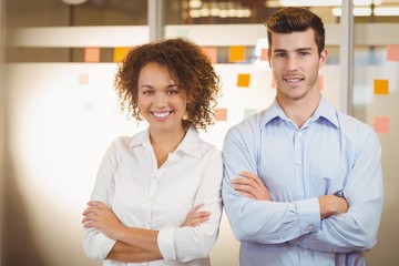 Obraz premium Business people standing with arms crossed 