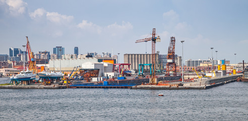 Fototapeta premium Port w Neapolu, przybrzeżne pejzaż miejski ze stocznią