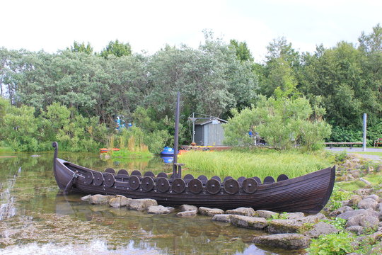 Ein Wikingerschiff (Galeere) liegt an einem Ufer auf Island