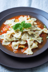 Selbstgemachte Kräuterfarfalle mit Tomatensoße, vegan