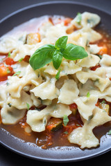 Kräuterfarfalle auf Tomatensoße,vegan