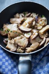 Gebratene Waldpilze mit Zwiebeln und Kräutern