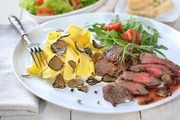 Rosa gebratenes Rinderhüftfilet mit Papardelle und frischen, schwarzen Herbsttrüffeln