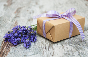 Obraz na płótnie Canvas Lavender and gift box