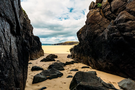 Strand la Palue und Felsformation auf der Halbinsel Crozon, Bretagne, Frankreich 
