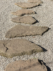 Trittsteine auf einem Kiesweg