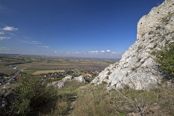 Fototapeta na wymiar Blick vom Staatzer Berg über Staatz ins Weinviertel und in die Laaer Ebene