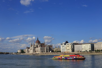 Obraz premium Budapest, Hungarian Parliament with boat on the Danube